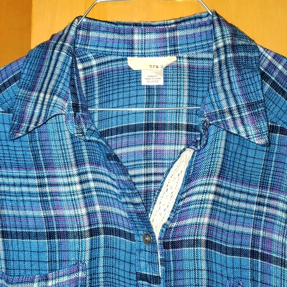 Tru Self Button Down Short Sleeved Shirt with Lace Panel on back XL - Picture 3 of 7